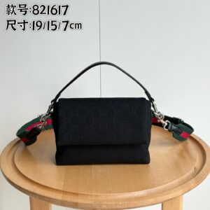 821617