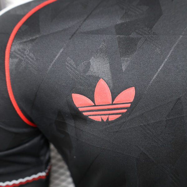 Manchester United Retro Black Kit