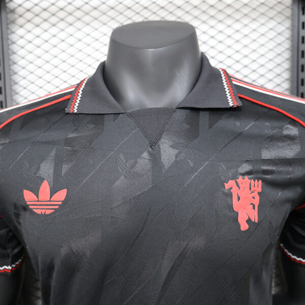 Manchester United Retro Black Kit