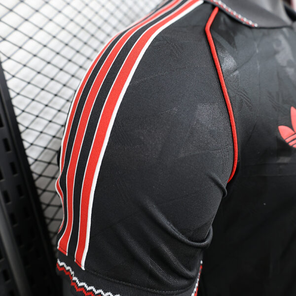 Manchester United Retro Black Kit